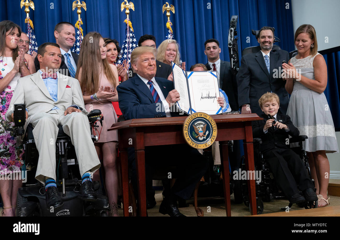 Washington, Vereinigte Staaten von Amerika. 30 Mai, 2018. Präsidenten der Vereinigten Staaten Donald J. Trumpf Zeichen S. 204, das "Recht zu Versuchen, Act" im Weißen Haus in Washington, DC, 30. Mai 2018. Quelle: Chris Kleponis/CNP | Verwendung der weltweiten Kredit: dpa/Alamy leben Nachrichten Stockfoto