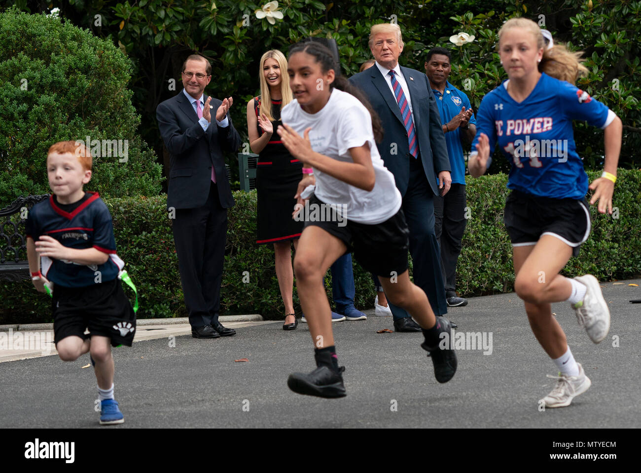 Washington, Vereinigte Staaten von Amerika. 30 Mai, 2018. Gesundheit und Soziale Dienste Sekretär, Alex Azar (L), Ivanka Trump (2 l), Vereinigte Staaten Präsident Donald J. Trumpf und Herschel Walker (R) watch Läufer teilnehmen im Weißen Haus, Sport- und Fitness Tag im Weißen Haus in Washington, DC, 30. Mai 2018. Quelle: Chris Kleponis/CNP | Verwendung der weltweiten Kredit: dpa/Alamy leben Nachrichten Stockfoto