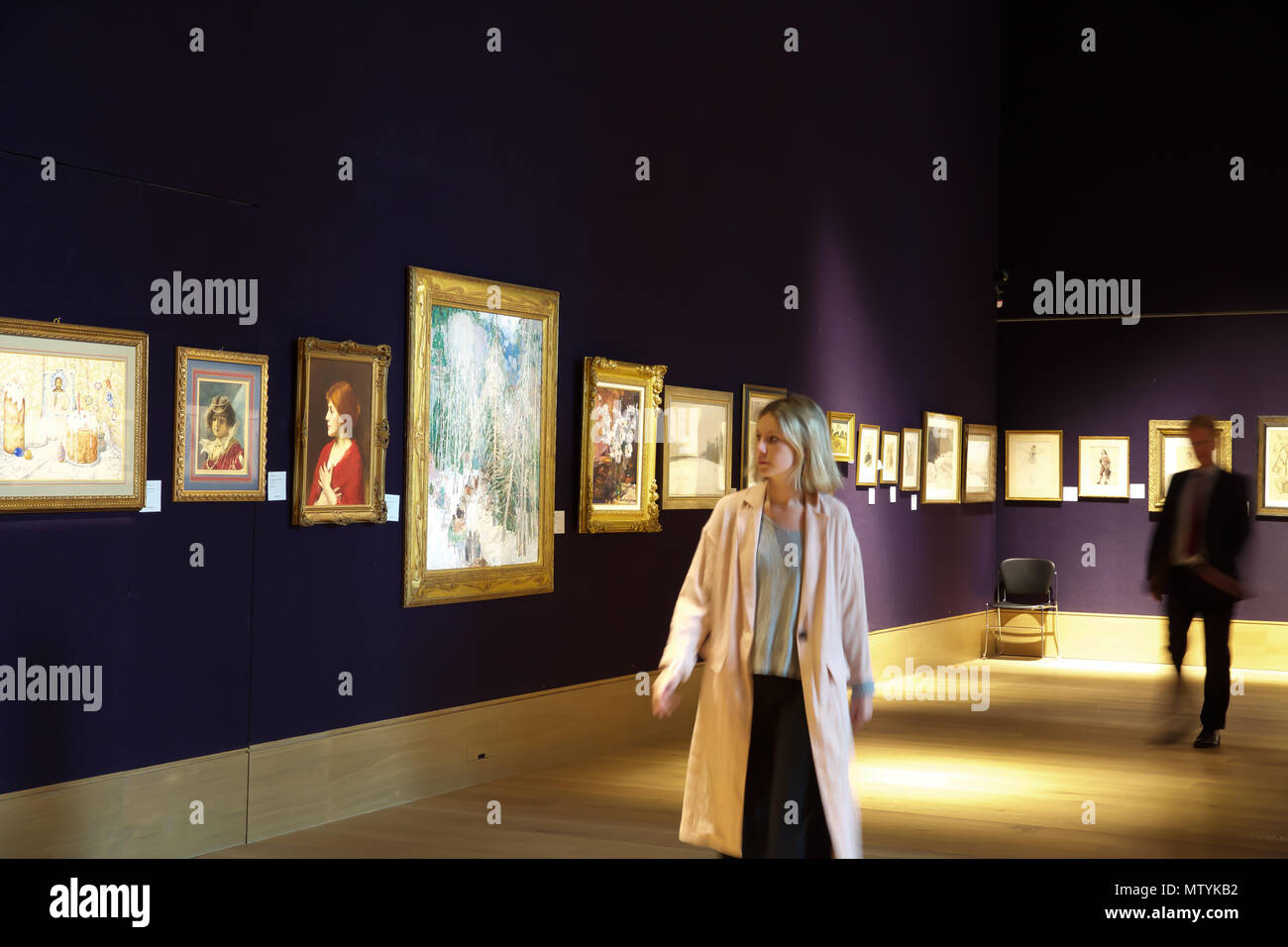 London, UK, 31. Mai 2018 Bonhams hielt ein Fotoshooting für die Russischen Verkauf und Wiederentdeckten Meisterwerke aus der Russischen Oper in New Bond Street. Es wurde von einer Ausstellung der ausgezeichneten Designs Alexander Golovin für Igor Strawinskys Le Rossignol. Weitere Highlights sind: Sibirische Sleigh Reiter von Leon Gaspard. Bei £ 250,000-450, 000 Euro veranschlagt. Der Verkauf findet am 6. Juni 2018. Credit: Keith Larby/Alamy leben Nachrichten Stockfoto