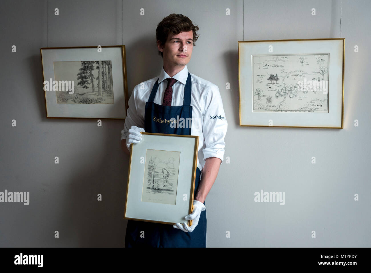 London, Großbritannien. 31. Mai 2018. (L und R) '... ein verzauberter Ort auf der Spitze der Wald, 1928, (Est. GBP 70,000-90-000), 'für eine lange Zeit, die Sie bei der Fluss unter ihnen sah...", 1929, (Est. GBP 60,000-80-000) und "Die Original Karte von den hundert Morgen Wald", 1926, (Est. Eur 100.000-150-000), die alle von E.H. Shepard, die für Verkauf bei Sotheby's in New Bond Street am 10. Juli angeboten werden. A.A. Milne ist viel geliebt Zeichen aus dem Winnie-the-Pooh Bücher die hundert Morgen Wald bewohnt. Credit: Stephen Chung/Alamy leben Nachrichten Stockfoto