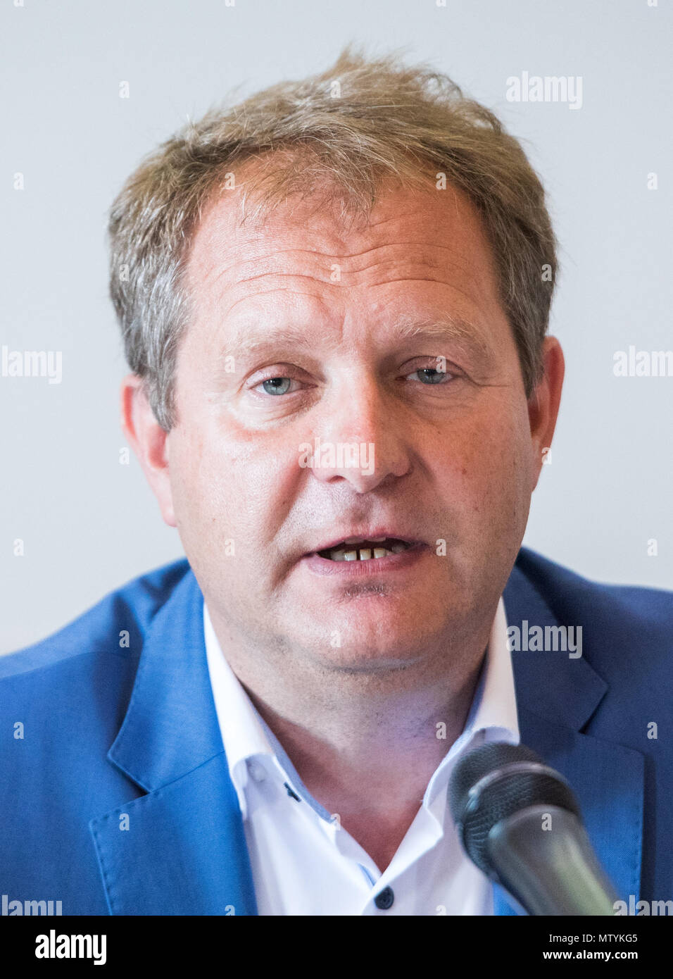 31. Mai 2018, Deutschland, Hamburg: Umwelt Senator für Hamburg aus der Grünen Partei, Jens Kerstan, sprechen auf der Pressekonferenz über das Verbot der Dieselfahrzeuge in Hamburg. Aufgrund verschmutzter Luft, ein Verbot bestimmter Straßen in Hamburg ist, wie heute, an der richtigen Stelle. Foto: Daniel Bockwoldt/dpa Stockfoto