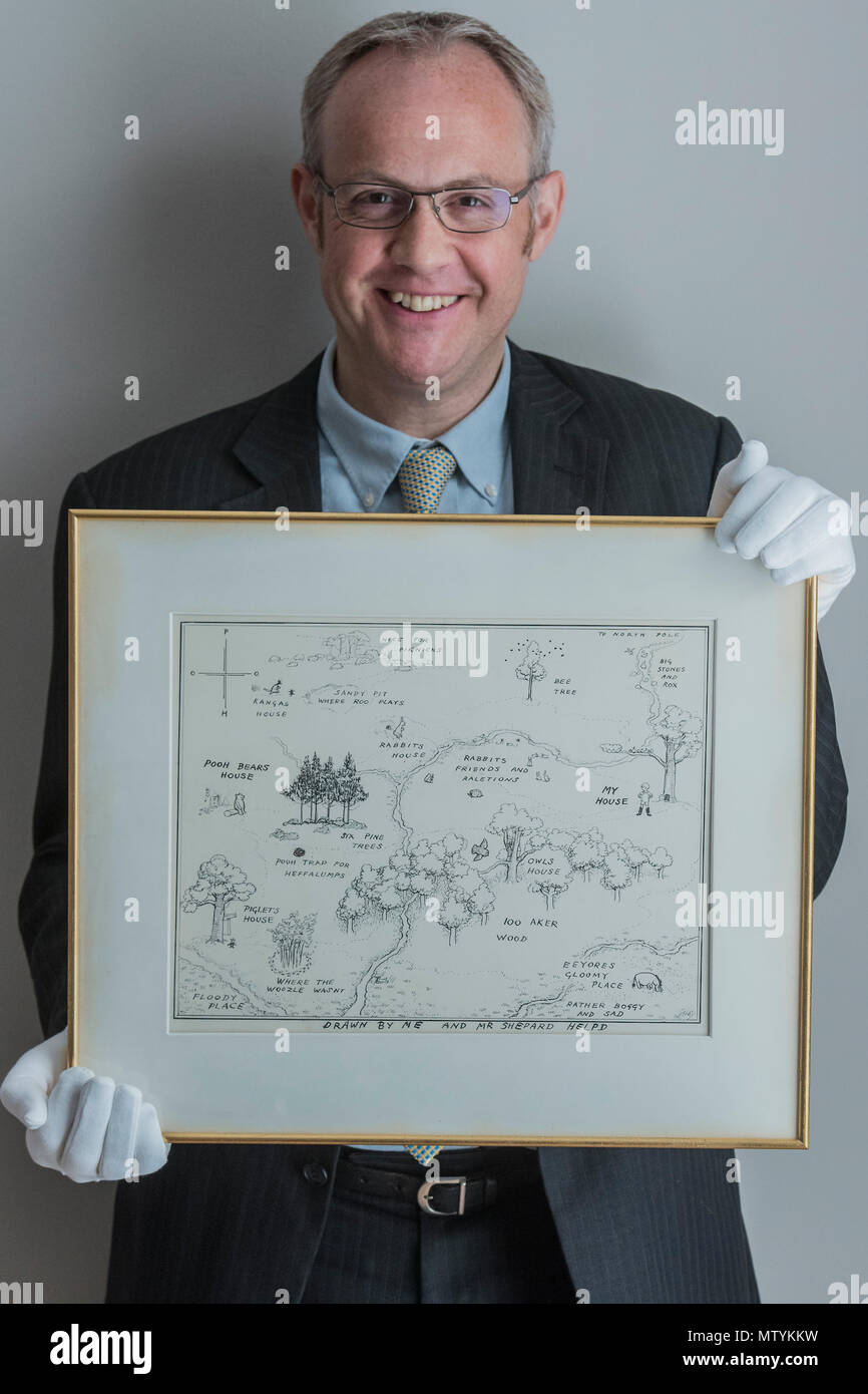 London, Großbritannien. 31. Mai 2018. Dr. Philip W. Errington, Sotheby's Bücher und Illustrationen Facharzt mit der ursprünglichen Karte von Winnie-the-Pooh's Hundert Hektar Wald von E.H. Shepard (Est £ 100-150, 000) und vier lange verborgene ursprüngliche Winnie-The-Pooh Illustrationen. Ihre Auktion willl bei Sotheby's New Bond Street, London stattfinden, am 10. Juli 2018. Credit: Guy Bell/Alamy leben Nachrichten Stockfoto