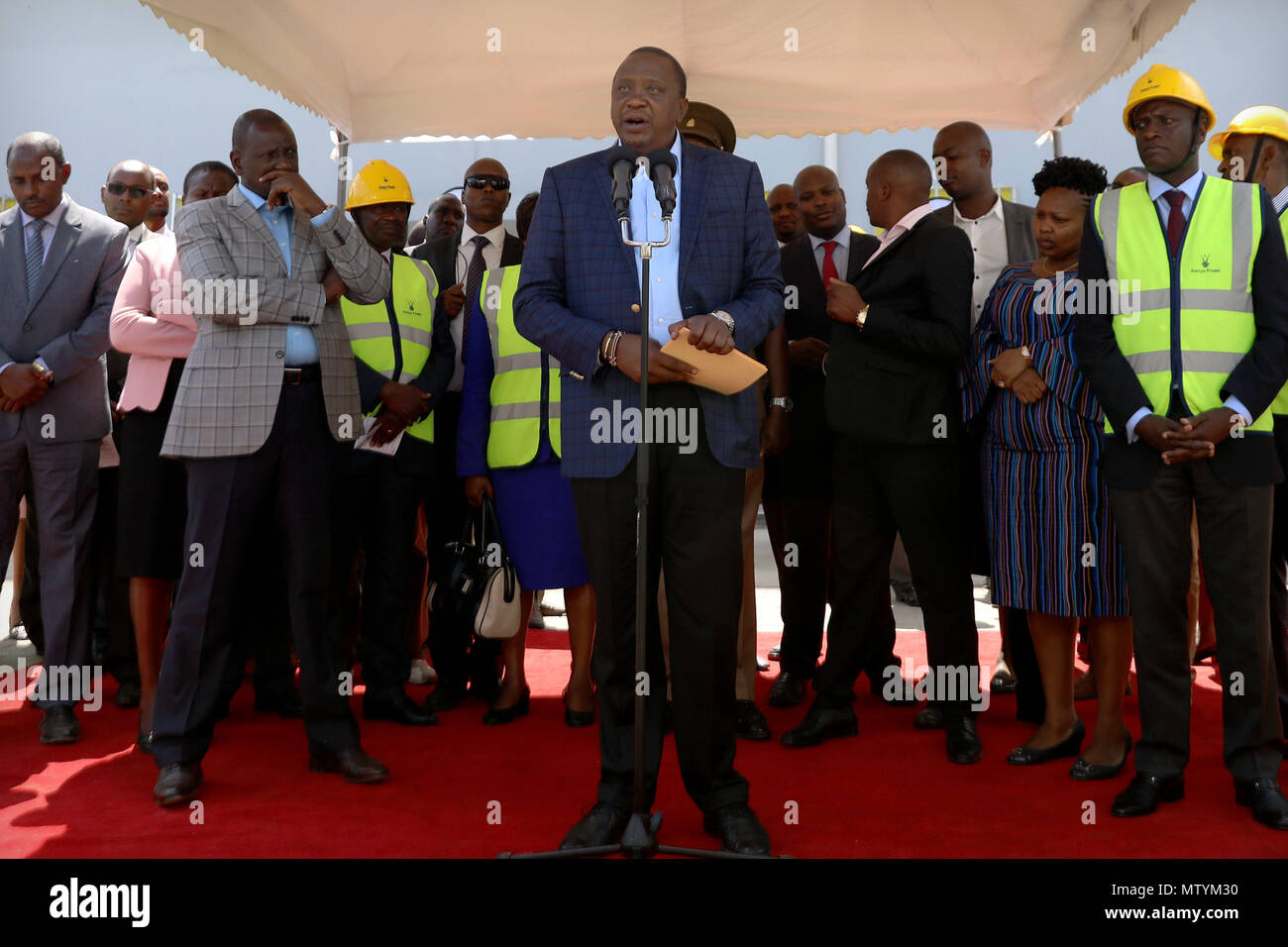 (180531) -- NAIROBI, 31. Mai 2018 (Xinhua) - Kenias Präsident Uhuru Kenyatta (Vorne) liefert eine Rede bei der Eröffnung des City Center 220 KV Gasisolierten Sub-Station in Nairobi, Kenia, 30. Mai 2018. Kenias Präsident Uhuru Kenyatta am Mittwoch beauftragt, eine der Energieprojekte, die Feeds in seine 4-Punkt legacy Agenda des Fahrens Produktion durch billigere und qualitativ hochwertige Leistung in Nairobi. (Xinhua / Wang Teng) (zxj) Stockfoto