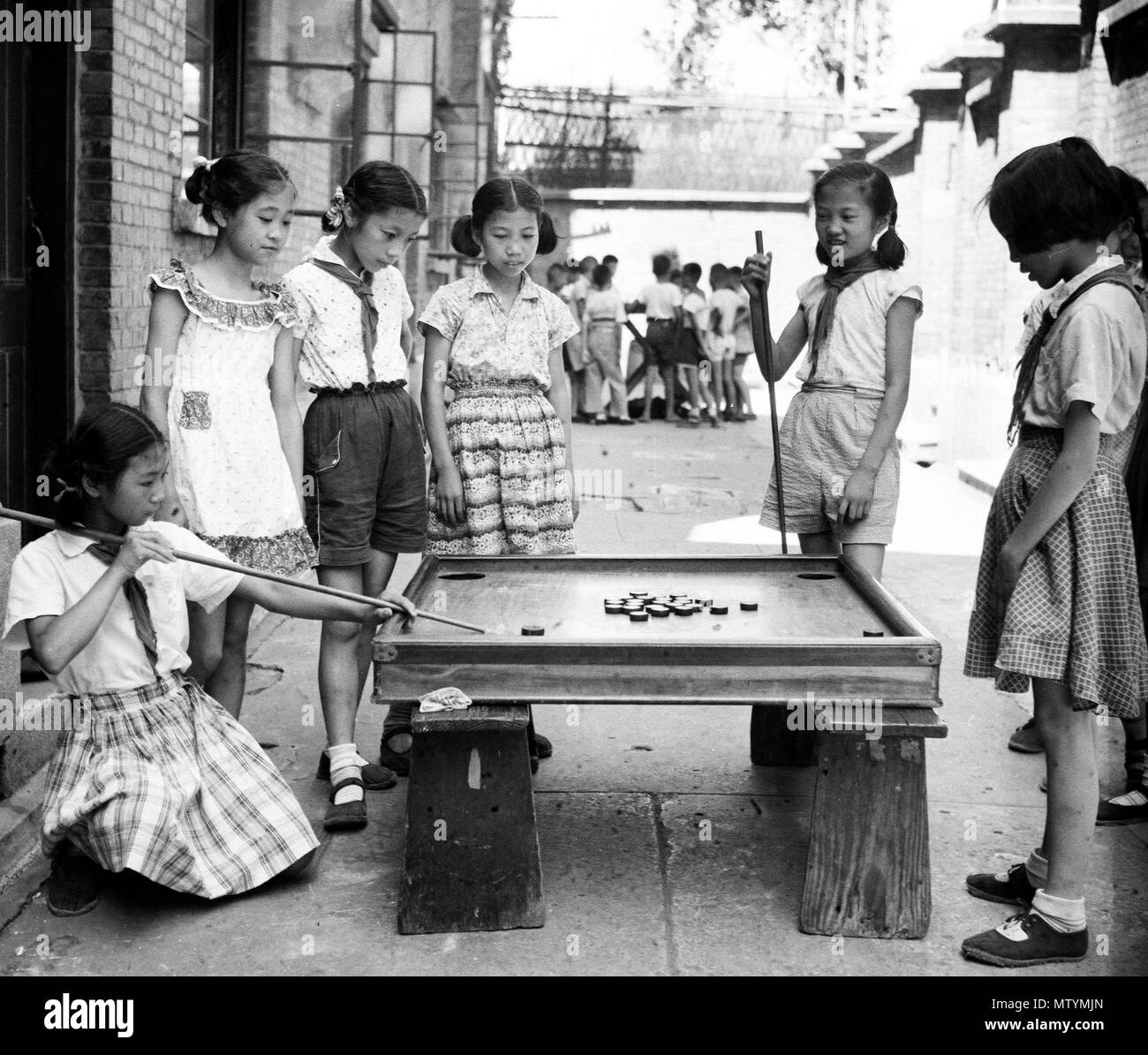 Peking. 17. Juli, 1959. In dieser Datei Foto am 17. Juli 1959 ausgestellt, Mädchen von einer lokalen Gemeinschaft spielen eine karambol Billard Spiel in der East China Shanghai. Als China der Internationalen Kindertag feiert, es ergibt sich die Gelegenheit für Erwachsene zurück zu denken über die Freuden der Kindheit. Mit der Entwicklung von Technologie und Lifestyle, Kinder sind zu einer breiteren Palette an Unterhaltung ausgesetzt. Dennoch, die Freude würde eine Kindheit Motiv bleiben, egal wie ihre Formen mit der Zeit ändern. Credit: Chen Juanmen/Xinhua/Alamy leben Nachrichten Stockfoto