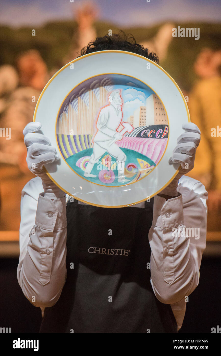 London, Großbritannien. 31. Mai, 2018. Ein sowjetisches Porzellan propaganda Platter, byt der kaiserlichen Porzellanmanufaktur est £ 12-18000 - Christie's Russische Kunst Highlights, King Street, London. Credit: Guy Bell/Alamy leben Nachrichten Stockfoto