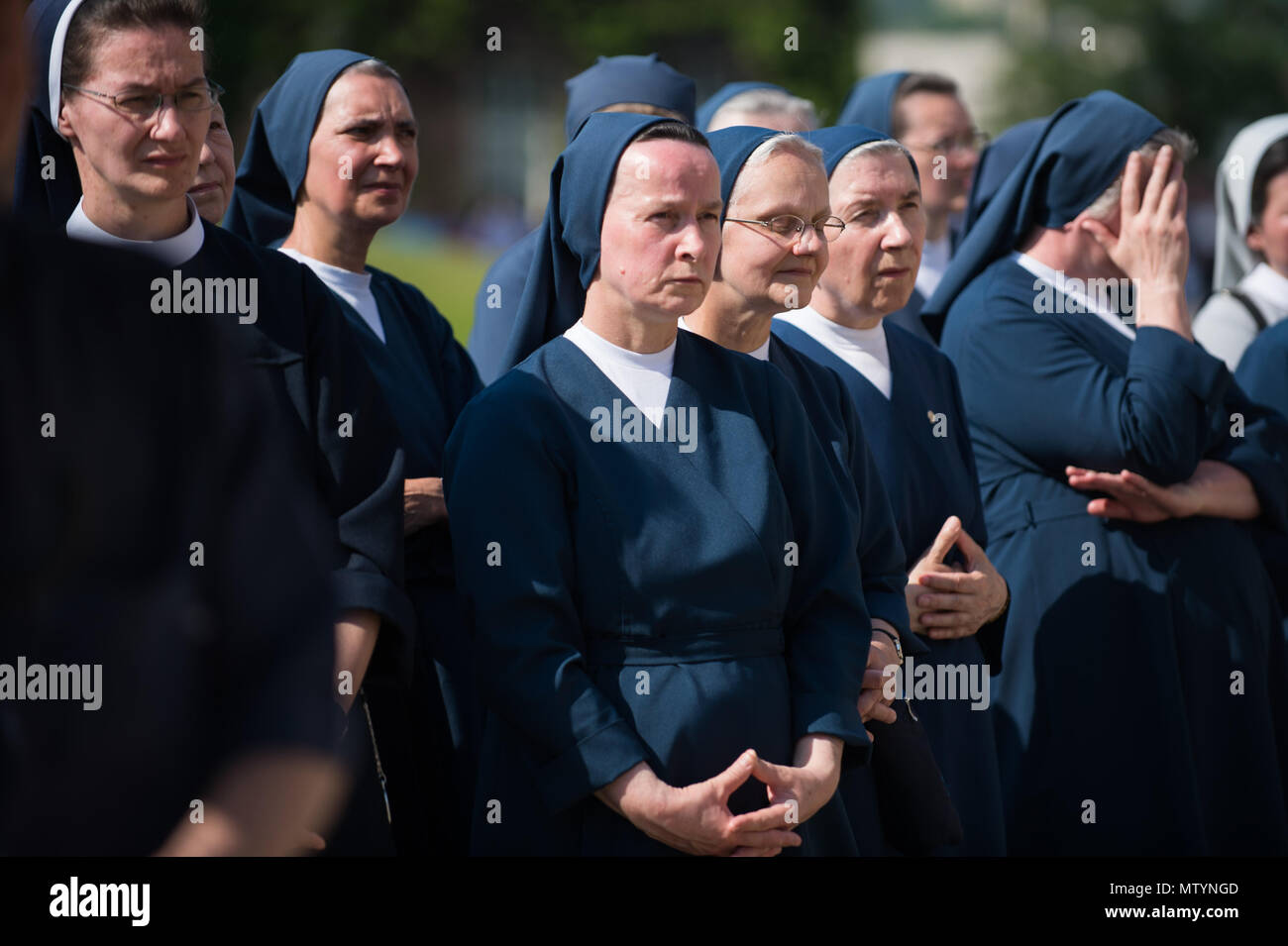 Krakau, Polen. 31. Mai, 2018. Nonnen nehmen an der Fronleichnamsprozession in Krakau. Am Fest Fronleichnam oder Christi Leib, ist der römische Ritus liturgischen Hochfest feiert die reale Gegenwart von Leib und Blut Jesu Christi, des Sohnes Gottes, in der Eucharistie. Corpus Christi erfolgt 60 Tage nach Ostern, und jedes Jahr die Prozession beginnt bei Wael Schloss und endet am Hauptplatz. Credit: Omar Marques/SOPA Images/ZUMA Draht/Alamy leben Nachrichten Stockfoto