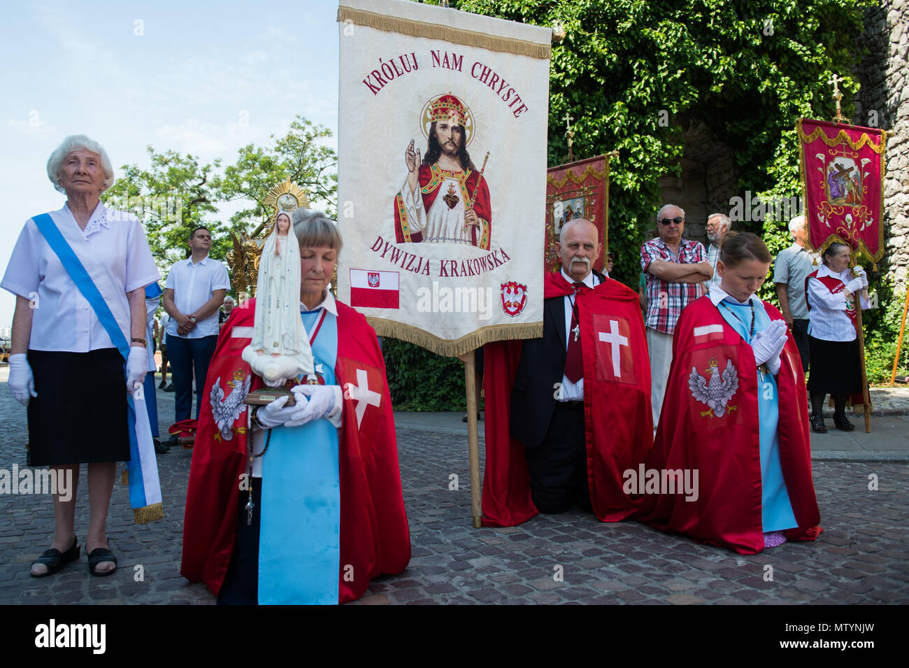 Krakau, Polen. 31. Mai, 2018. Menschen nehmen an der Fronleichnamsprozession in Krakau. Am Fest Fronleichnam oder Christi Leib, ist der römische Ritus liturgischen Hochfest feiert die reale Gegenwart von Leib und Blut Jesu Christi, des Sohnes Gottes, in der Eucharistie. Corpus Christi erfolgt 60 Tage nach Ostern, und jedes Jahr die Prozession beginnt bei Wael Schloss und endet am Hauptplatz. Credit: Omar Marques/SOPA Images/ZUMA Draht/Alamy leben Nachrichten Stockfoto