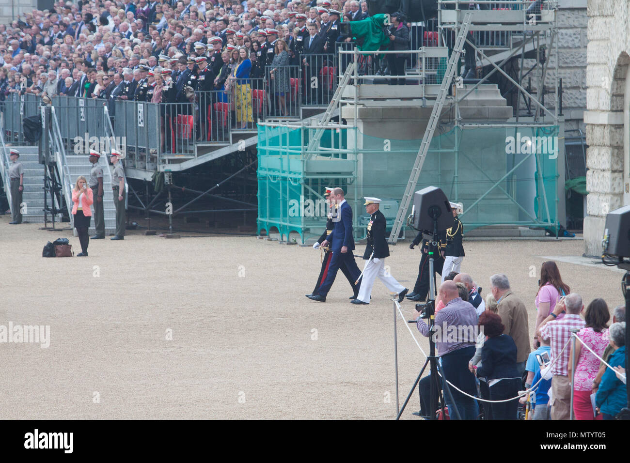 London, Großbritannien. 31. Mai 2018. Horse Guards. Skh Wilhelm Herzog von Cambridge besucht die geballte Bands von Her Majesty's Royal Marines schlagen Retreat Zeremonie an einem Abend Extravaganz von Pomp und musikalische Zeremonie Kreditkarte durchführen: Amer ghazzal/Alamy leben Nachrichten Stockfoto