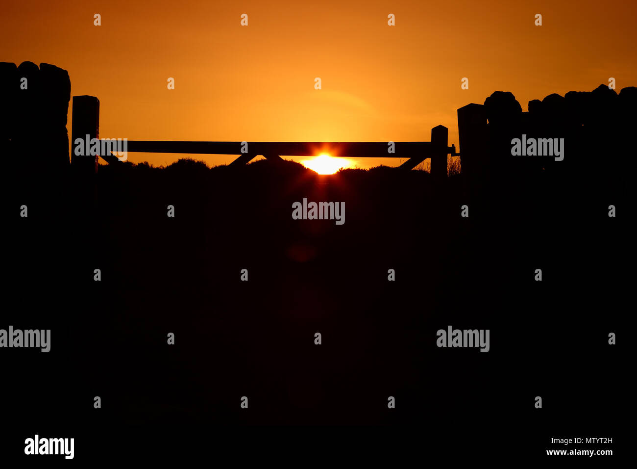 Ilkley Moor, West Yorkshire, UK. 31. Mai 2018. Die Sonne hinter einer Trockenmauer auf Ilkley Moor, West Yorkshire nach einem warmen Frühlingstag. Credit: Andrew Gardner/Alamy leben Nachrichten Stockfoto