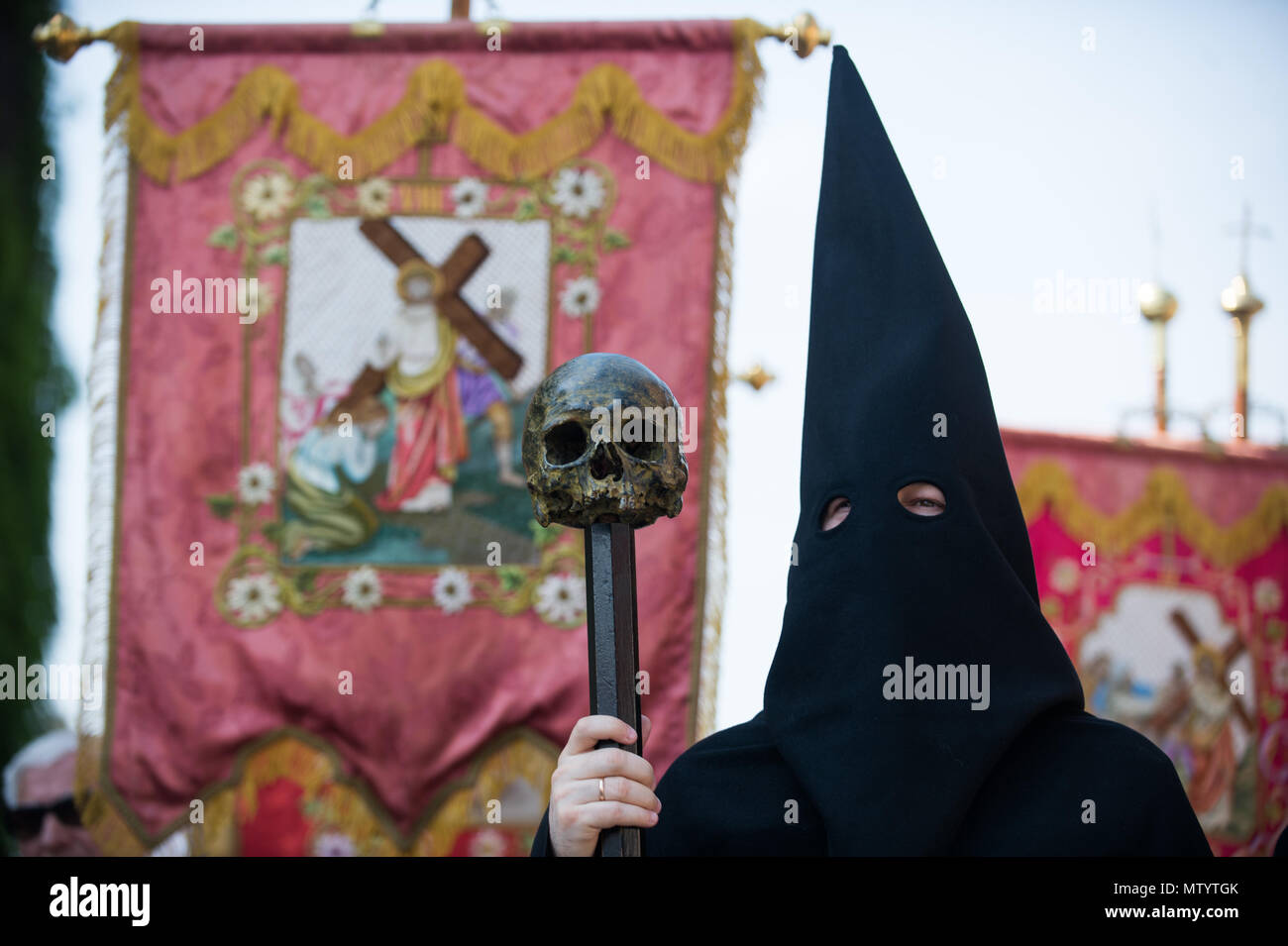 Krakau, Polen. 31. Mai, 2018. Mitglieder der Bruderschaft des Jesus Christus Passion nehmen an der Fronleichnamsprozession in Krakau. Corpus Christi erfolgt 60 Tage nach Ostern, und jedes Jahr die Prozession beginnt bei Wael Schloss und endet am Hauptplatz. Credit: Omar Marques/SOPA Images/ZUMA Draht/Alamy leben Nachrichten Stockfoto