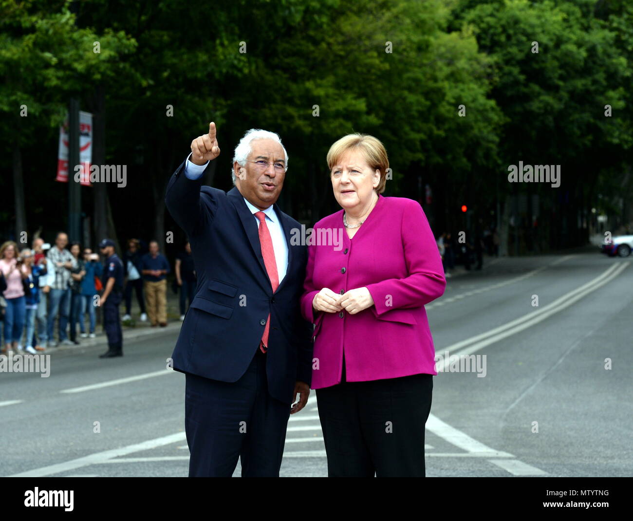 Lissabon, Portugal. 31. Mai, 2018. Die deutsche Bundeskanzlerin Angela Merkel (R) wird von der portugiesische Premierminister Antonio Costa in Lissabon, Portugal, am 31. Mai 2018. Die deutsche Bundeskanzlerin Angela Merkel und der portugiesische Premierminister Antonio Costa versprochen, dass Europa Wettbewerb würde die US-Entscheidung Einfuhrzölle nach einem Treffen hier Donnerstag zu verhängen. Credit: Zhang Liyun/Xinhua/Alamy leben Nachrichten Stockfoto
