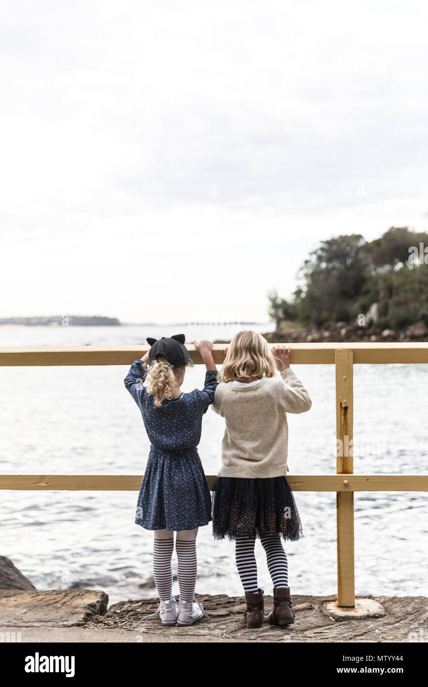 Zwei Mädchen mit einem Geländer heraus zum Meer, Sydney, New South Wales, Australien Stockfoto