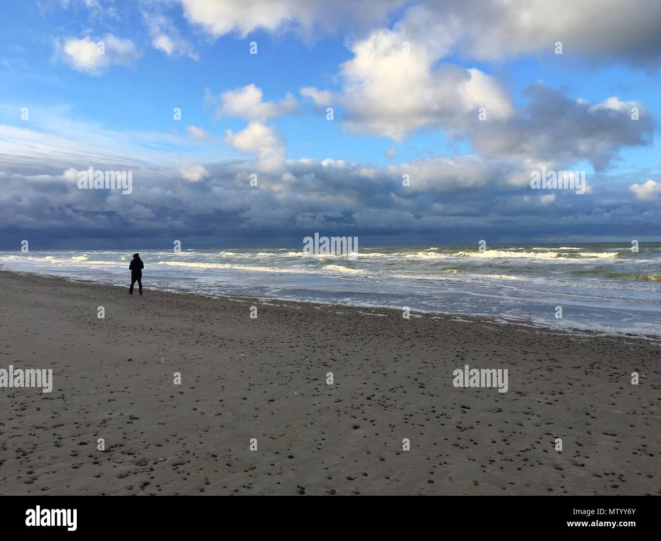 Man Walking auf Grenen Strand, Skagen, Dänemark Stockfoto