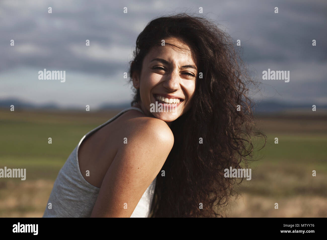 Porträt eines lächelnden Frau, die in einer ländlichen Szene sitzen Stockfoto