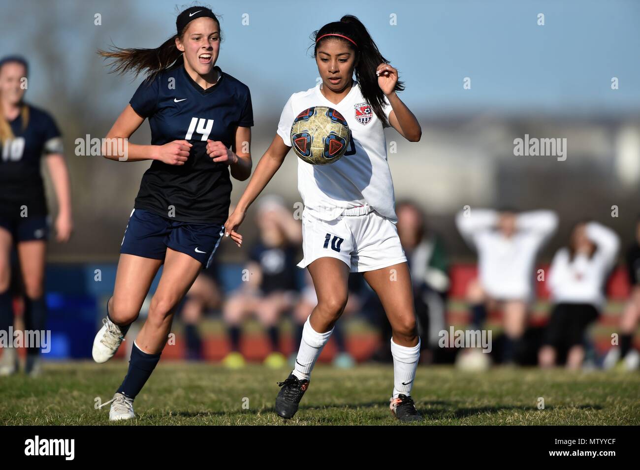 Die Spieler kämpfen um den Besitz, während in der Verfolgung eines erhöhten Ball. USA. Stockfoto