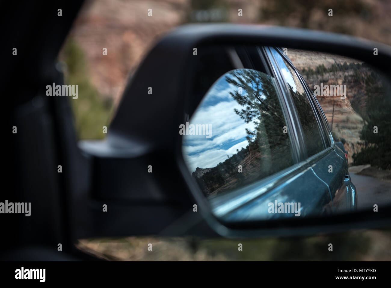Blick auf die Landschaft im Auto-Flügel Spiegel, Utah, USA Stockfoto