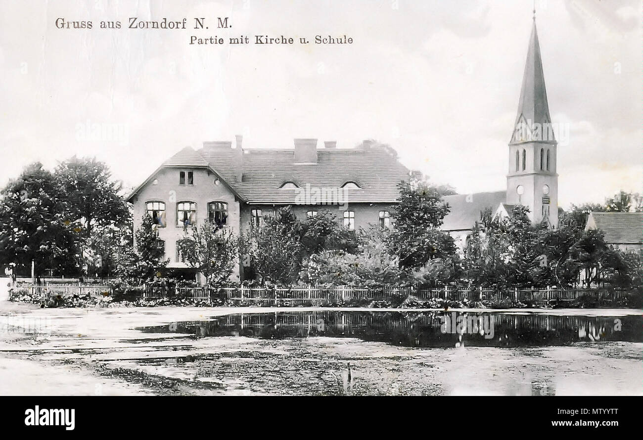 . Englisch: Sarbinowo (Zorndorf) von Kostrzyn (küstrin), Polen, vor dem Zweiten Weltkrieg - Schule und Kirche Polski: Sarbinowo koło Kostrzyna n/Odrą II przed wojną światową - szkoła i kościół. Vor 1939. Kunstanstalt Max Zibell, Berlin N, 58, hiddenseer Straße 4 543 Sarbinowo Zorndorf Stockfoto