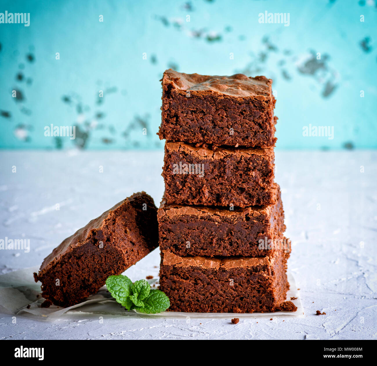 Stapel der quadratische Scheiben gebackene Brownie pie auf eine weiße Fläche Stockfoto