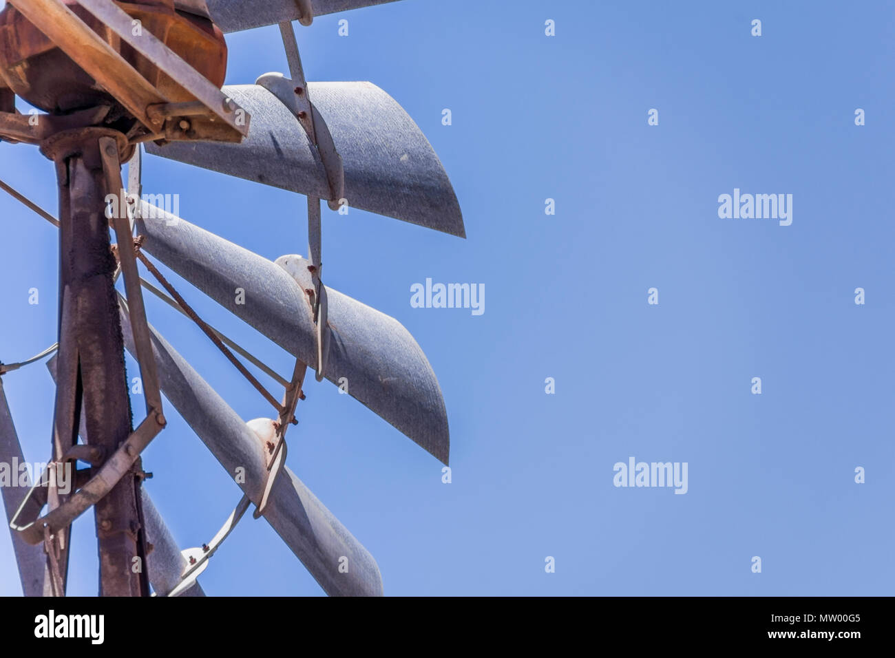 Nahaufnahme eines alten metallischen Windenergieanlage Stockfoto