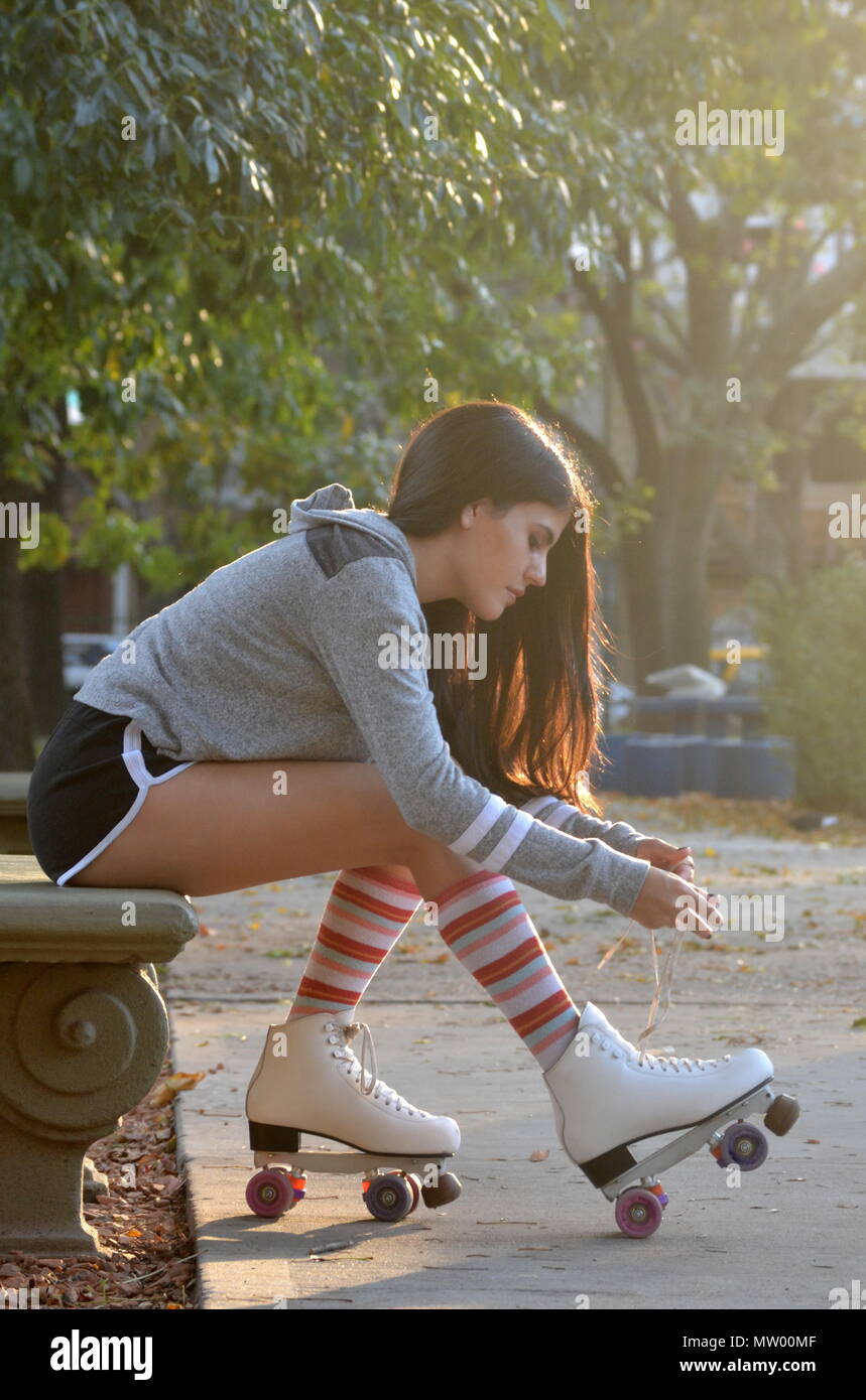 Mädchen, das Binden der Schnürsenkel auf ihren Rollschuhen Stockfoto