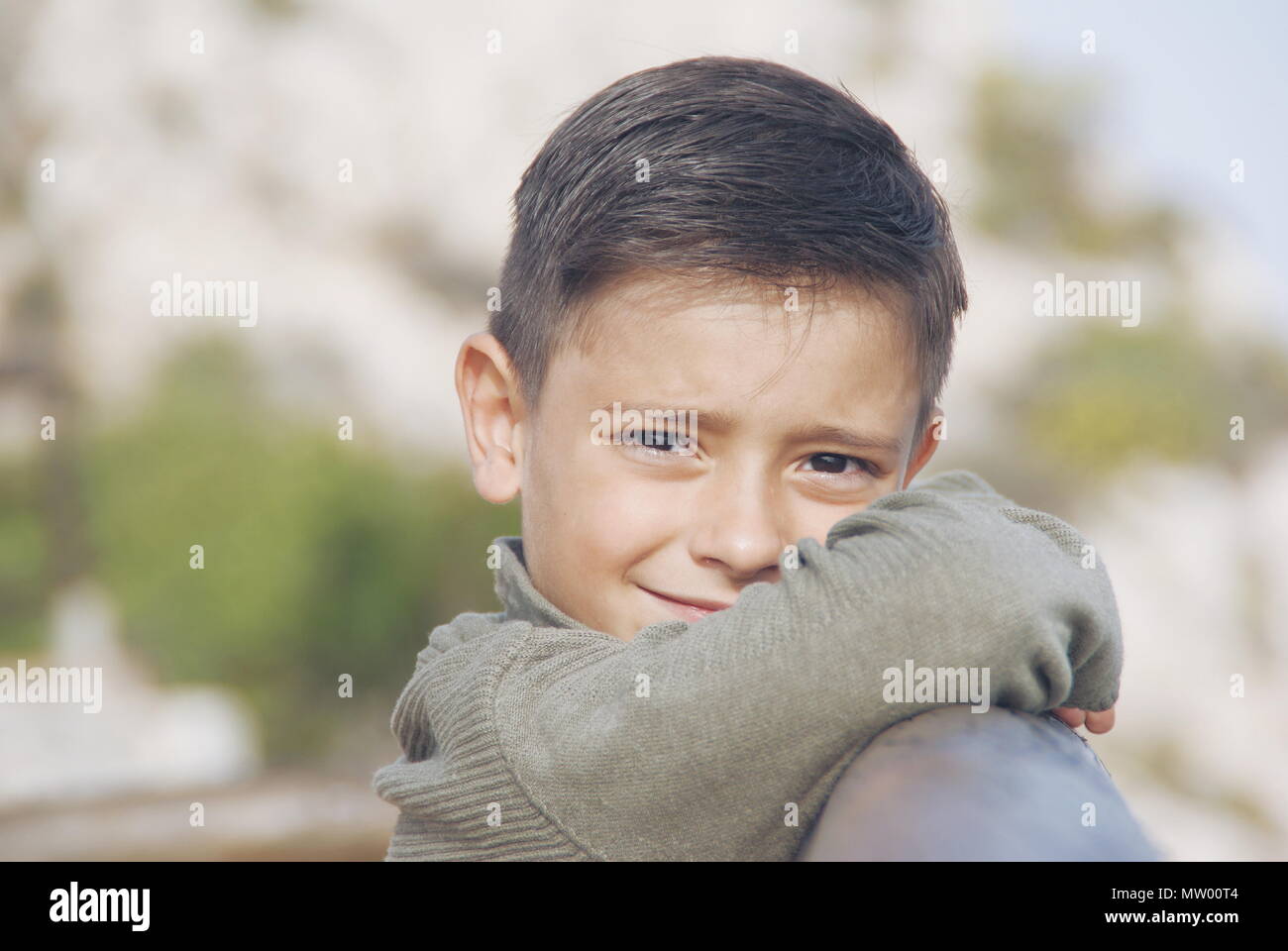 Porträt eines lächelnden Jungen auf ein Geländer gelehnt, Málaga, Andalusien, Spanien Stockfoto