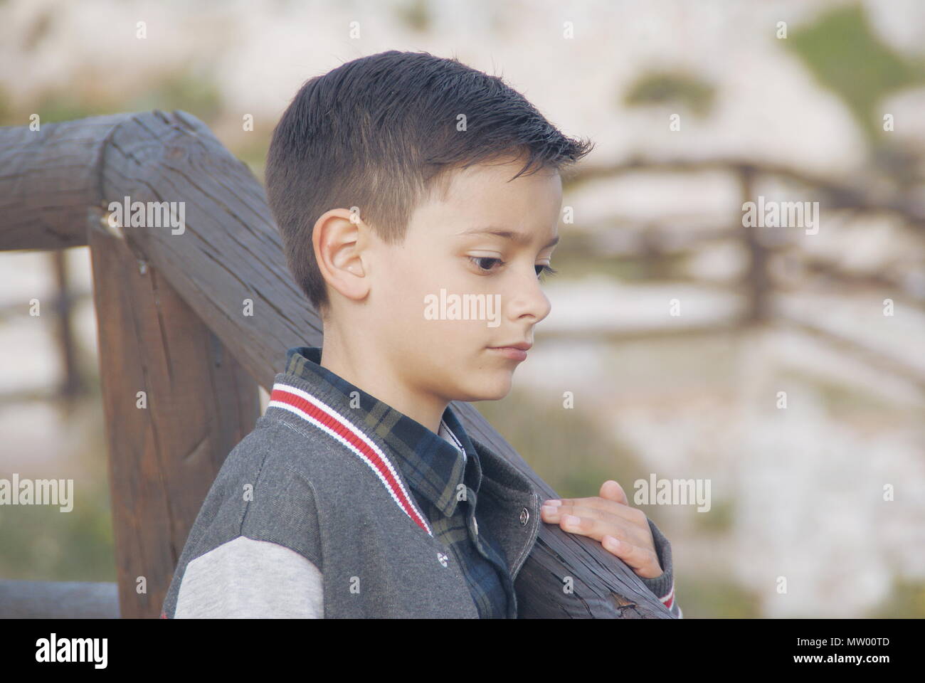 Porträt eines Jungen an einem Geländer, Malaga, Andalusien, Spanien Stockfoto