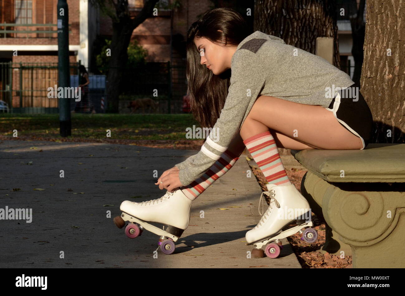 Jugendmädchen Schnürsenkel binden auf ihren Rollschuhen Stockfoto