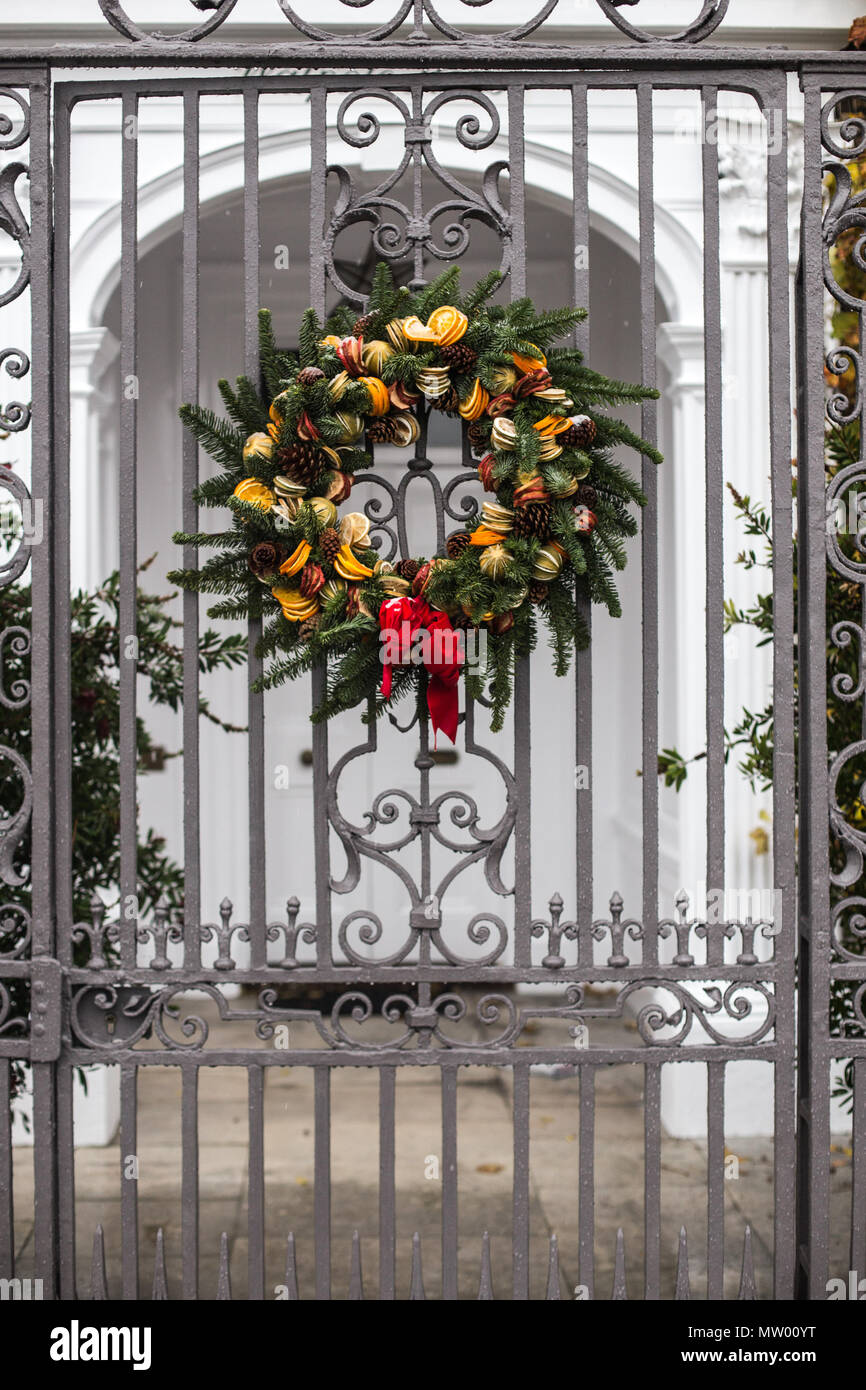 Kranz an einem Tor, London, England, Vereinigtes Königreich Stockfoto