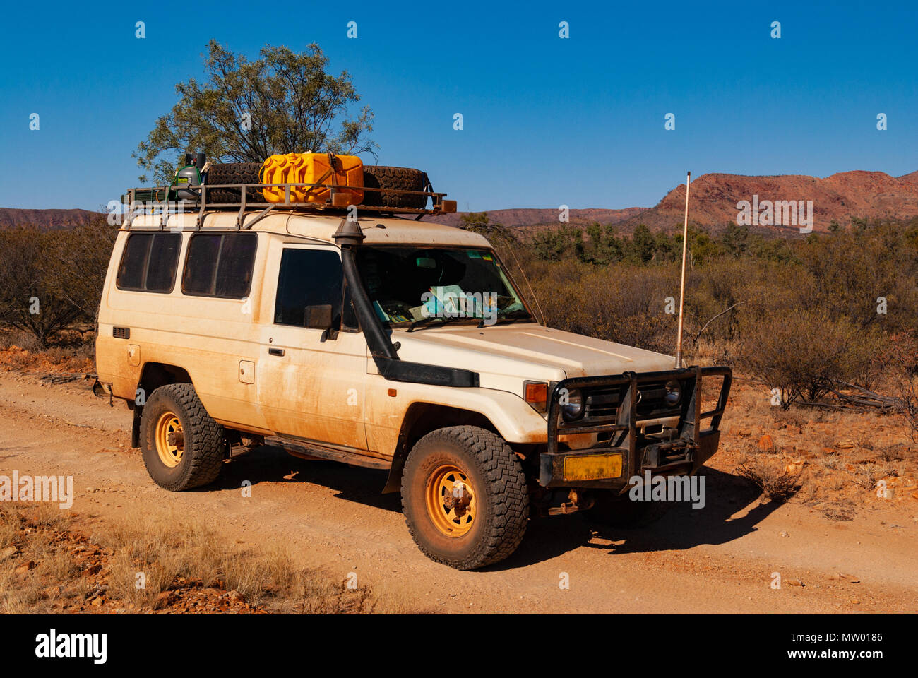Toyota Land Cruiser Troop Carrier als troopy oder Troopie Serie 75 4 wheel drive East MacDonnell Ranges Northern Territories Australien bekannt Stockfoto