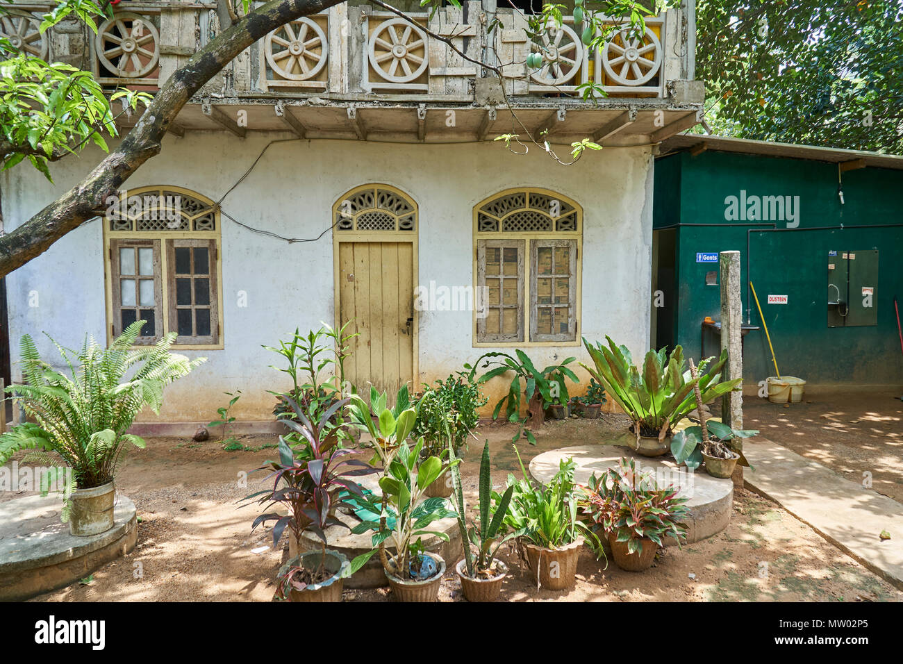 Alten Kolonialhaus mit Garten und Balkon in der Nähe von Colombo, Sri Lanka Stockfoto