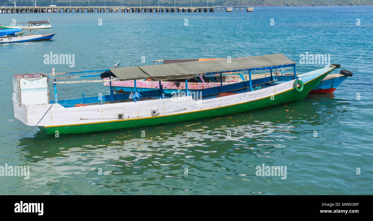 Traditionelle Boot auf See verankert, Insel Komodo, Nusa Tenggara, Indonesien Stockfoto
