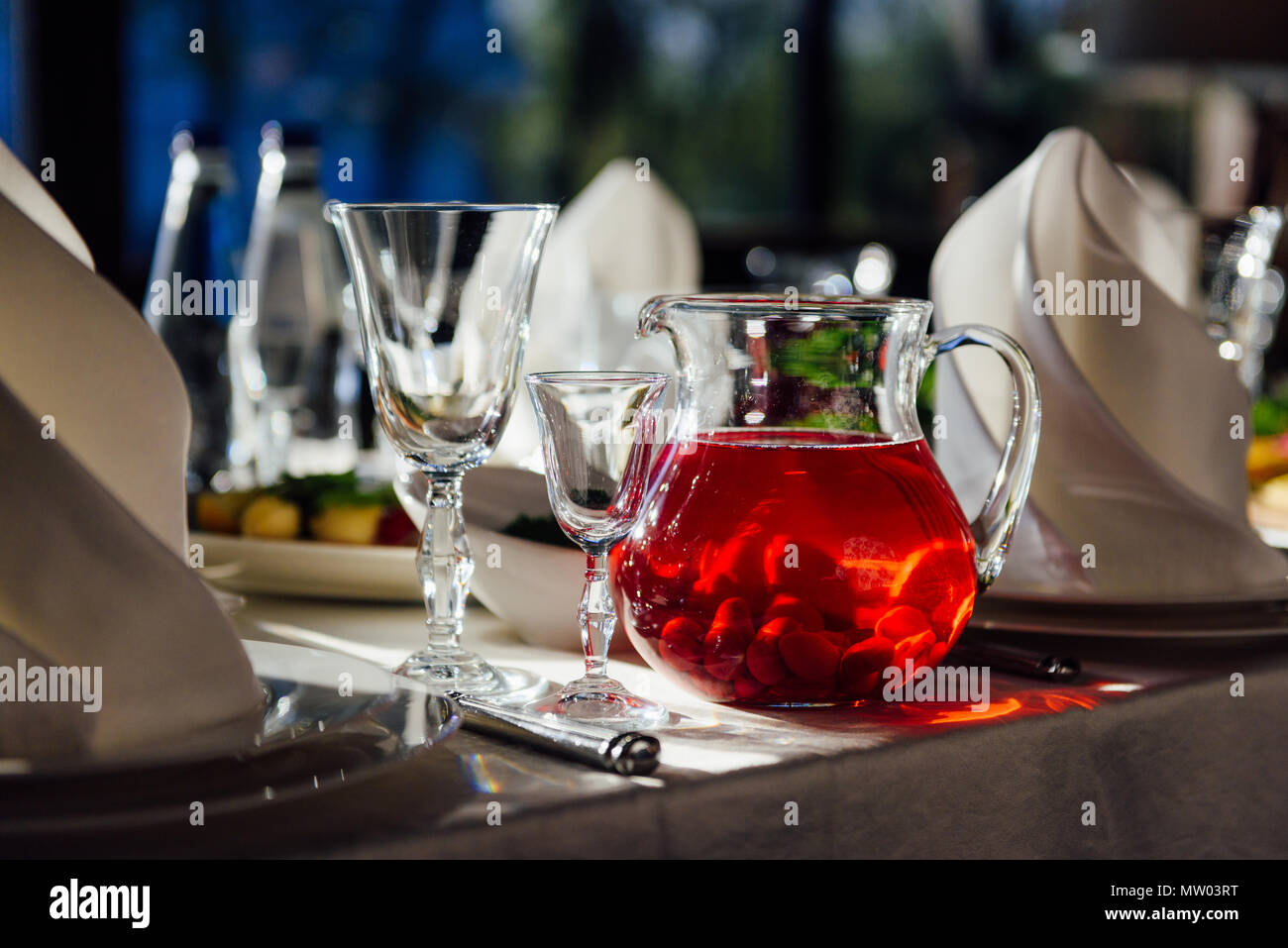 Formale Tisch mit Essen und einen Krug Sangria Stockfoto