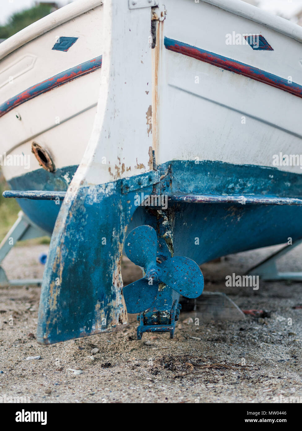 Nahaufnahme von einem alten Boot am Strand Stockfoto