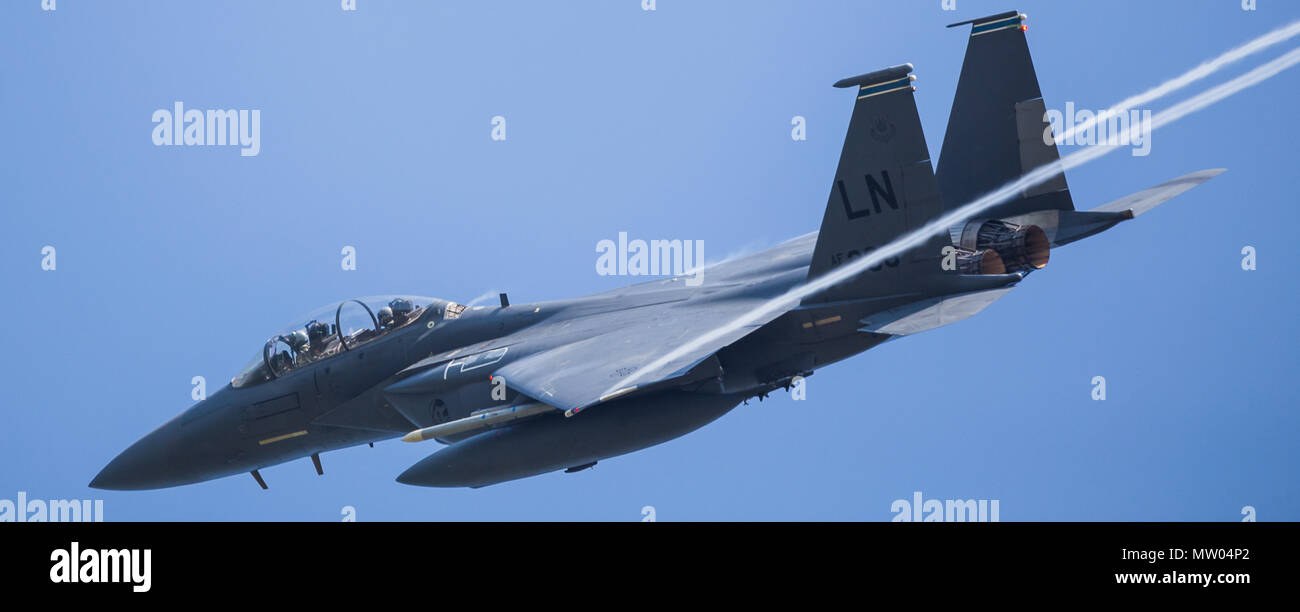Eine F-15E Strike Eagle von der 48th Fighter Wing füllt einen engen Rahmen wie es überfliegt die Start- und Landebahn an RAF Lakenheath in Suffolk nach der Rückkehr von einem tr Stockfoto