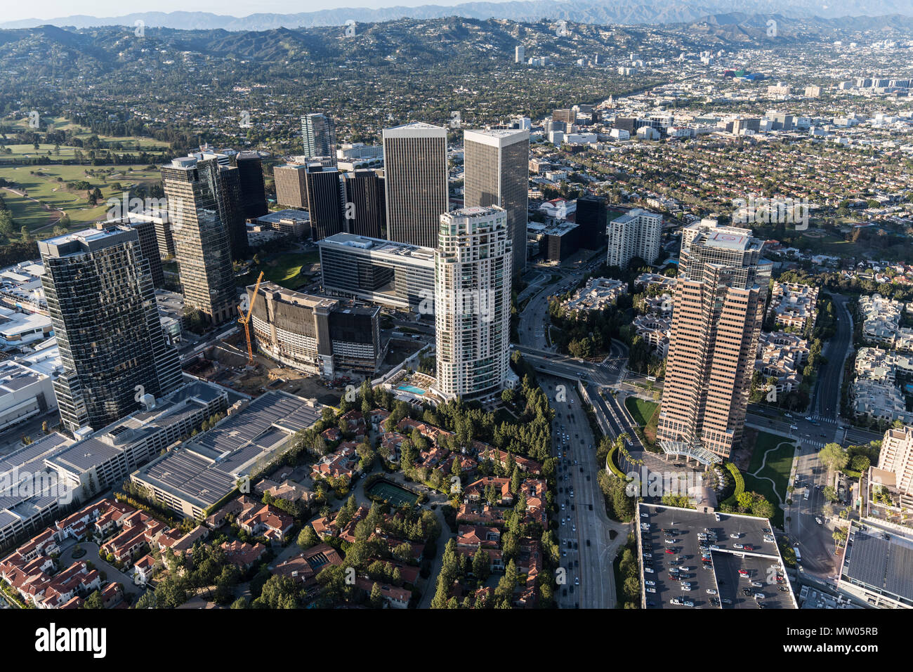 Los Angeles Century City Skyline Luftbild mit Beverly Hills und Santa Monica Mountains im Hintergrund. Stockfoto