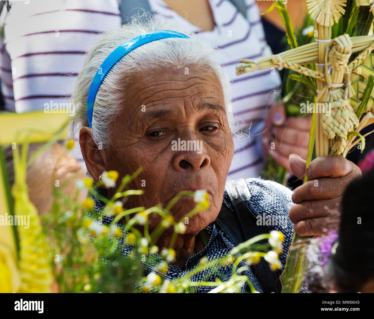 Eine Mexikanerin beteiligt sich an der Palmsonntagsprozession vom Parque Juarez zum Jardin - San Miguel de Allende, Mexiko Stockfoto