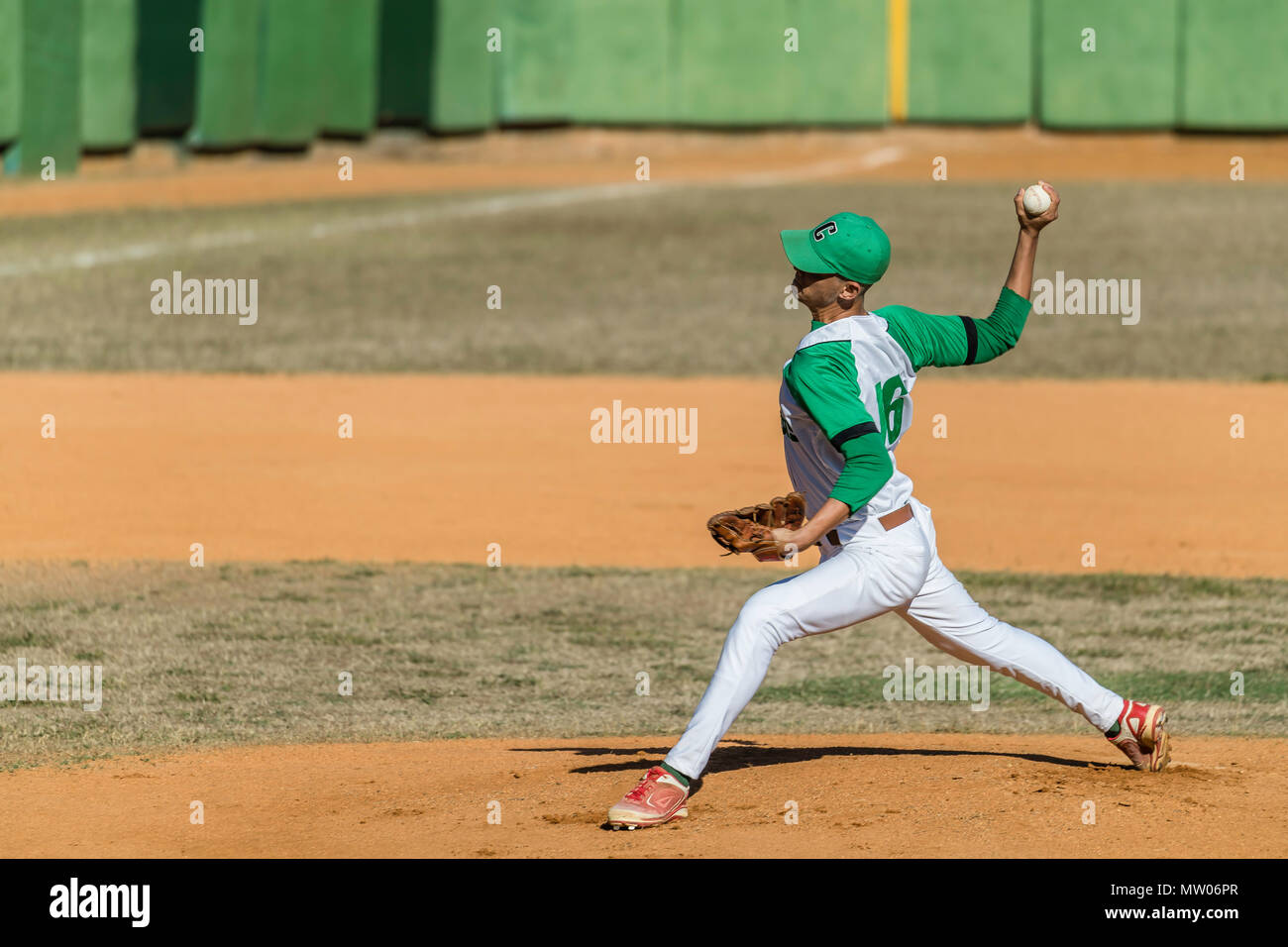 Die Academia Provincial de Beisbol Stadion mit Jugend Baseball in Cienfuegos, Kuba. Stockfoto