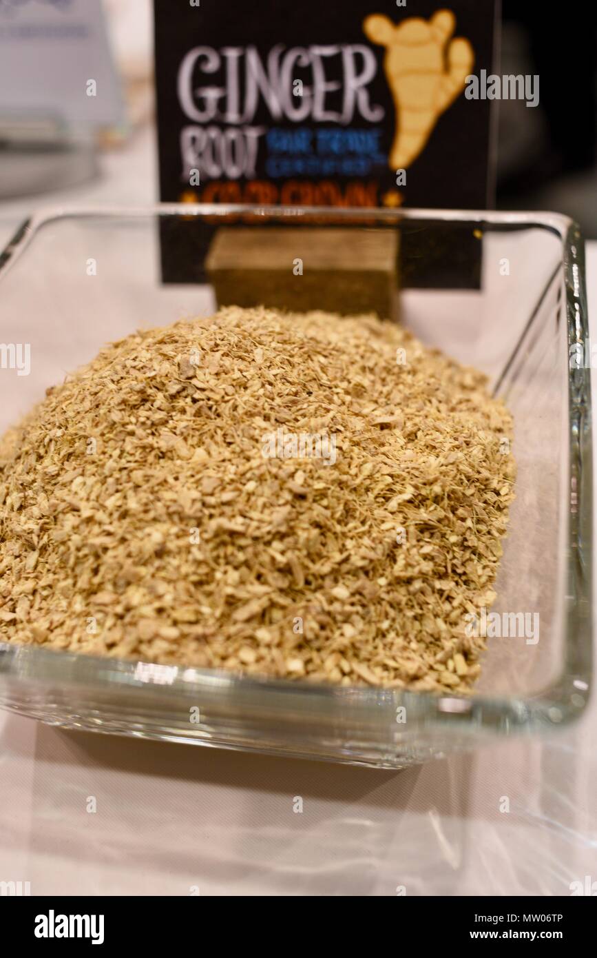 Schale, gemahlener Ingwer Wurzel auf Tabelle Anzeige der Grenze essen Kooperative, auf nationaler Restaurant zeigen, Chicago, IL, USA Stockfoto