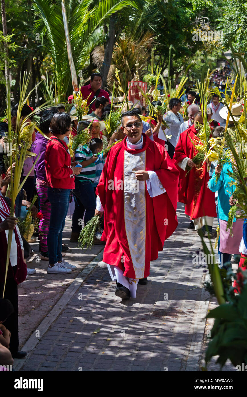 Mexikaner Line up für eine blession zu Beginn der PALMSONNTAG Prozession vom Parque Juarez zum Jardin - San Miguel de Allende, Mexiko Stockfoto