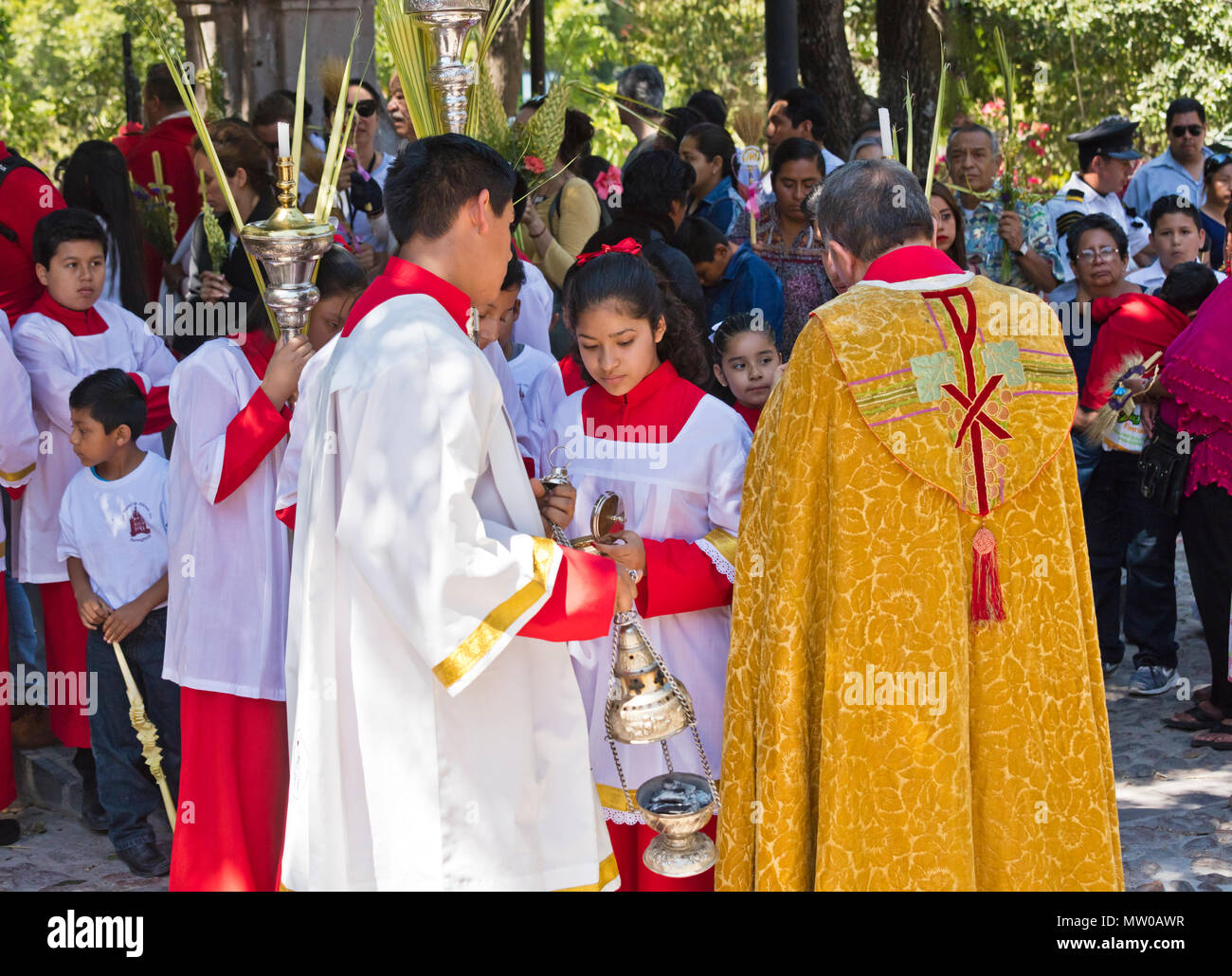 Ein katholischer Priester Gespräche mit Teilnehmern einen Beginn der PALMSONNTAG Prozession vom Parque Juarez zum Jardin - San Miguel de Allende, Mexiko Stockfoto