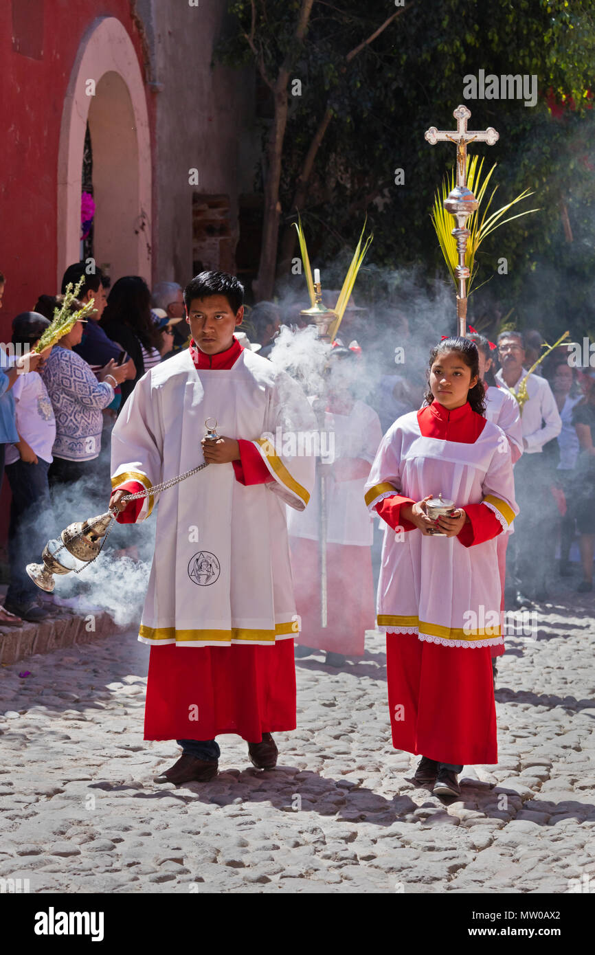 Eine katholische ACOLYTE Verbrennungen copal der PALMSONNTAG Prozession vom Parque Juarez zum Jardin - San Miguel de Allende, Mexiko zu führen. Stockfoto