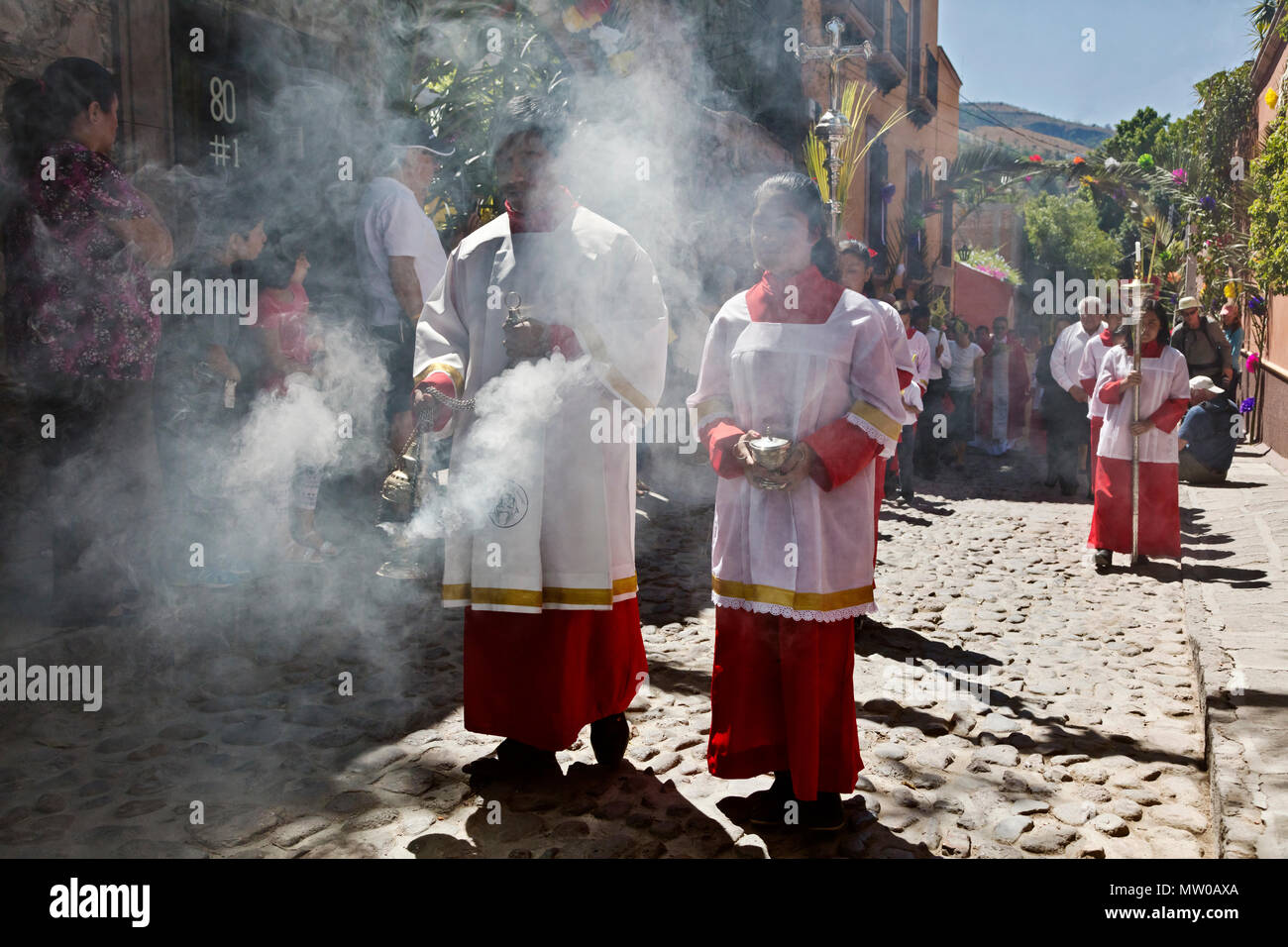 Eine katholische ACOLYTE Verbrennungen copal der PALMSONNTAG Prozession vom Parque Juarez zum Jardin - San Miguel de Allende, Mexiko zu führen. Stockfoto