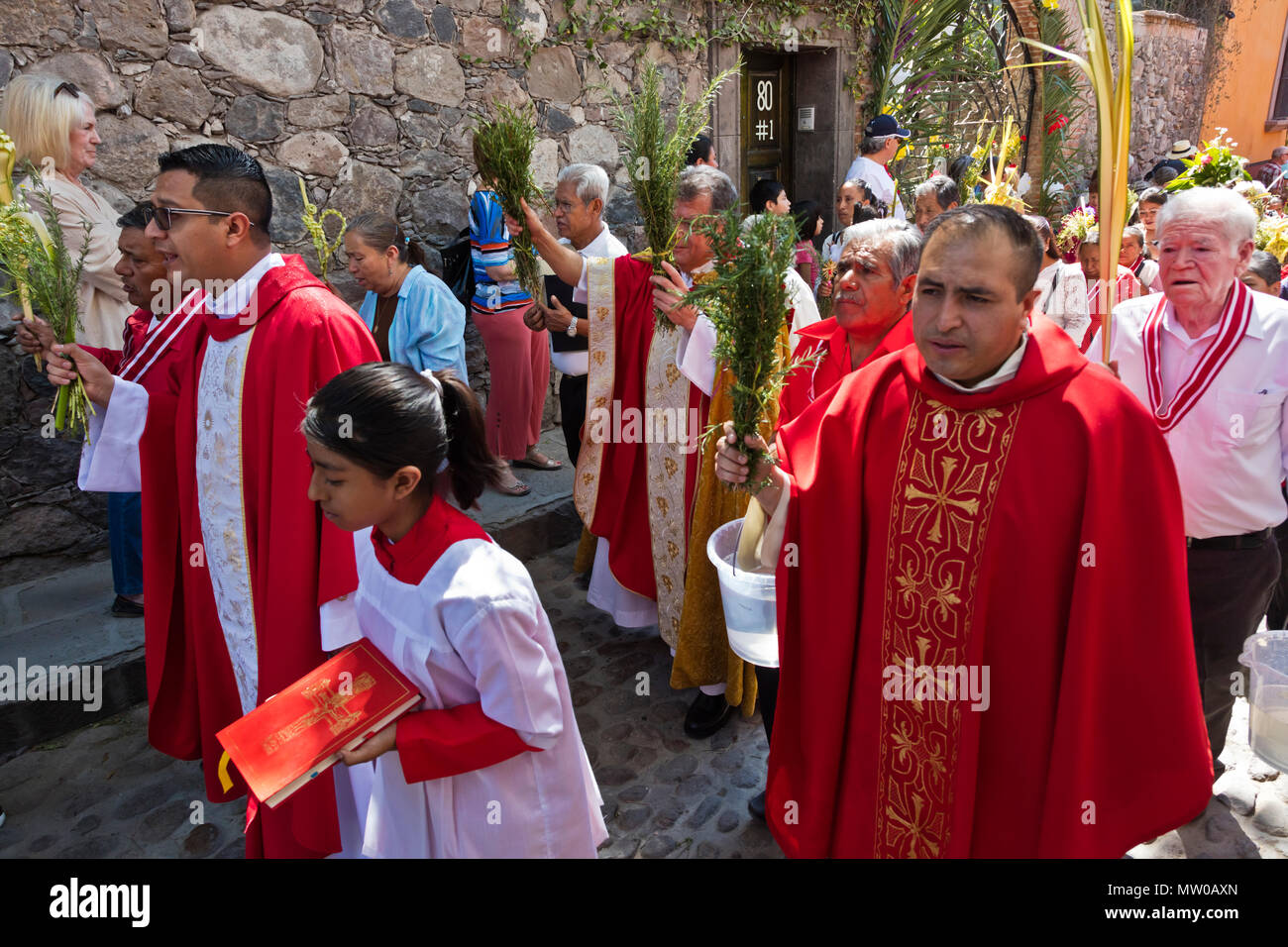 Katholische Priester sprengen Weihwasser auf die Gläubigen während der palmsonntag Prozession vom Parque Juarez zum Jardin - San Miguel de Allende, Mexiko Stockfoto