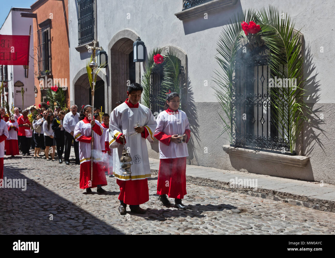 Eine katholische ACOLYTE Verbrennungen copal der PALMSONNTAG Prozession vom Parque Juarez zum Jardin - San Miguel de Allende, Mexiko zu führen. Stockfoto