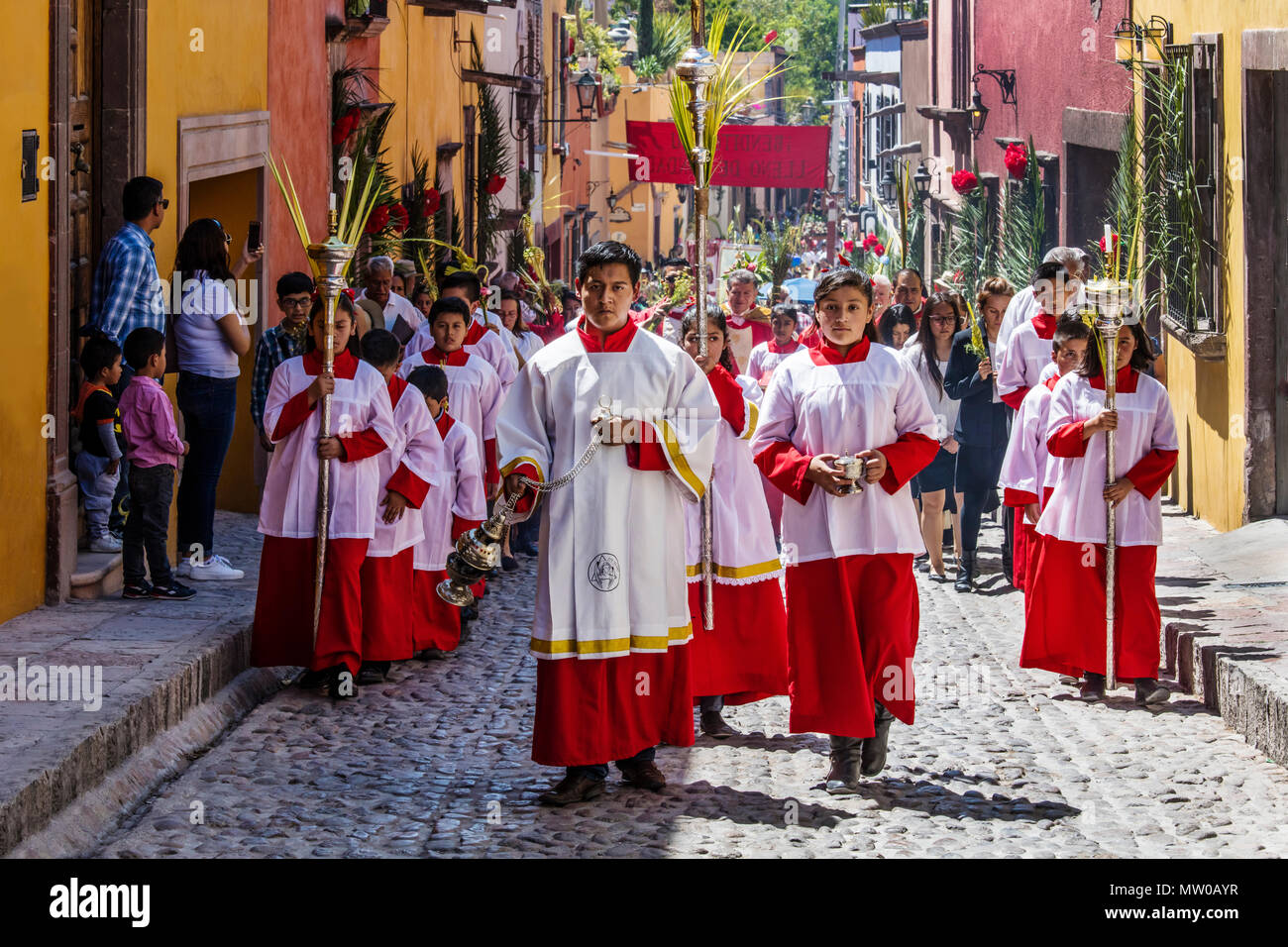 Eine katholische ACOLYTE Verbrennungen copal der PALMSONNTAG Prozession vom Parque Juarez zum Jardin - San Miguel de Allende, Mexiko zu führen. Stockfoto