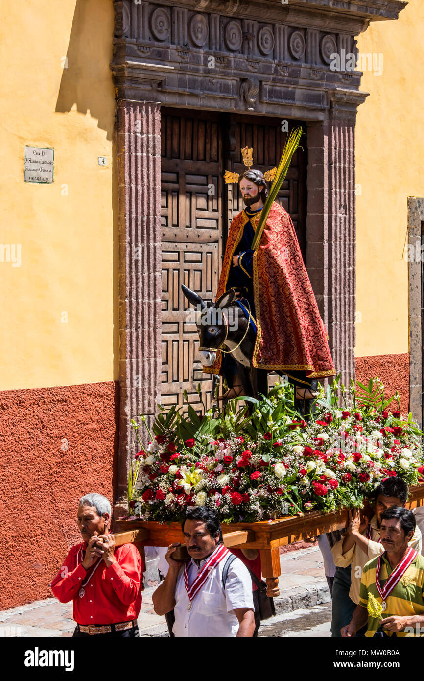 Eine Statue von JESUS CHRISTUS ist in der PALMSONNTAGSPROZESSION vom