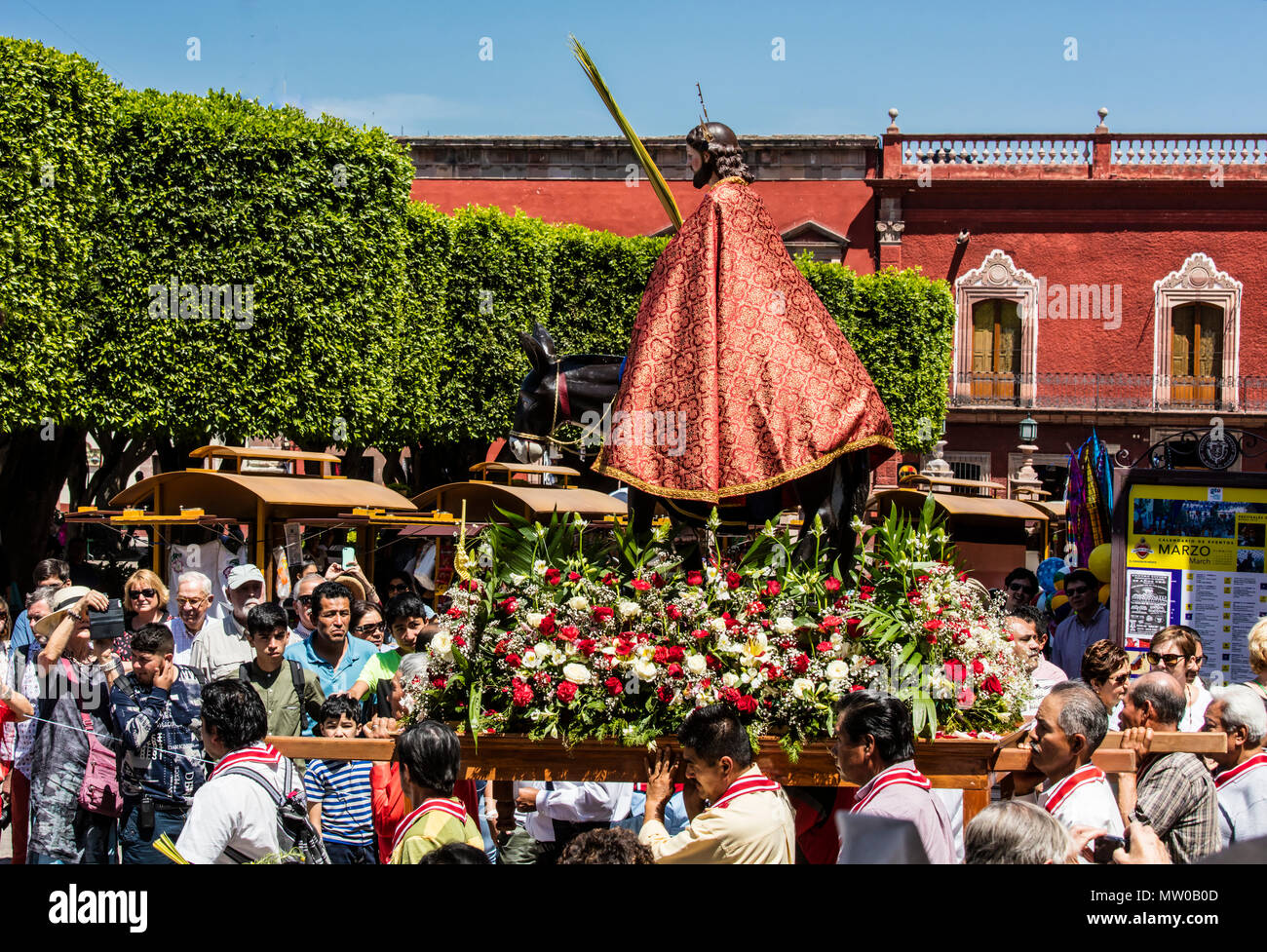 Eine Statue von JESUS CHRISTUS ist in der PALMSONNTAGSPROZESSION vom Parque Juarez zum Jardin - San Miguel de Allende, Mexiko Stockfoto