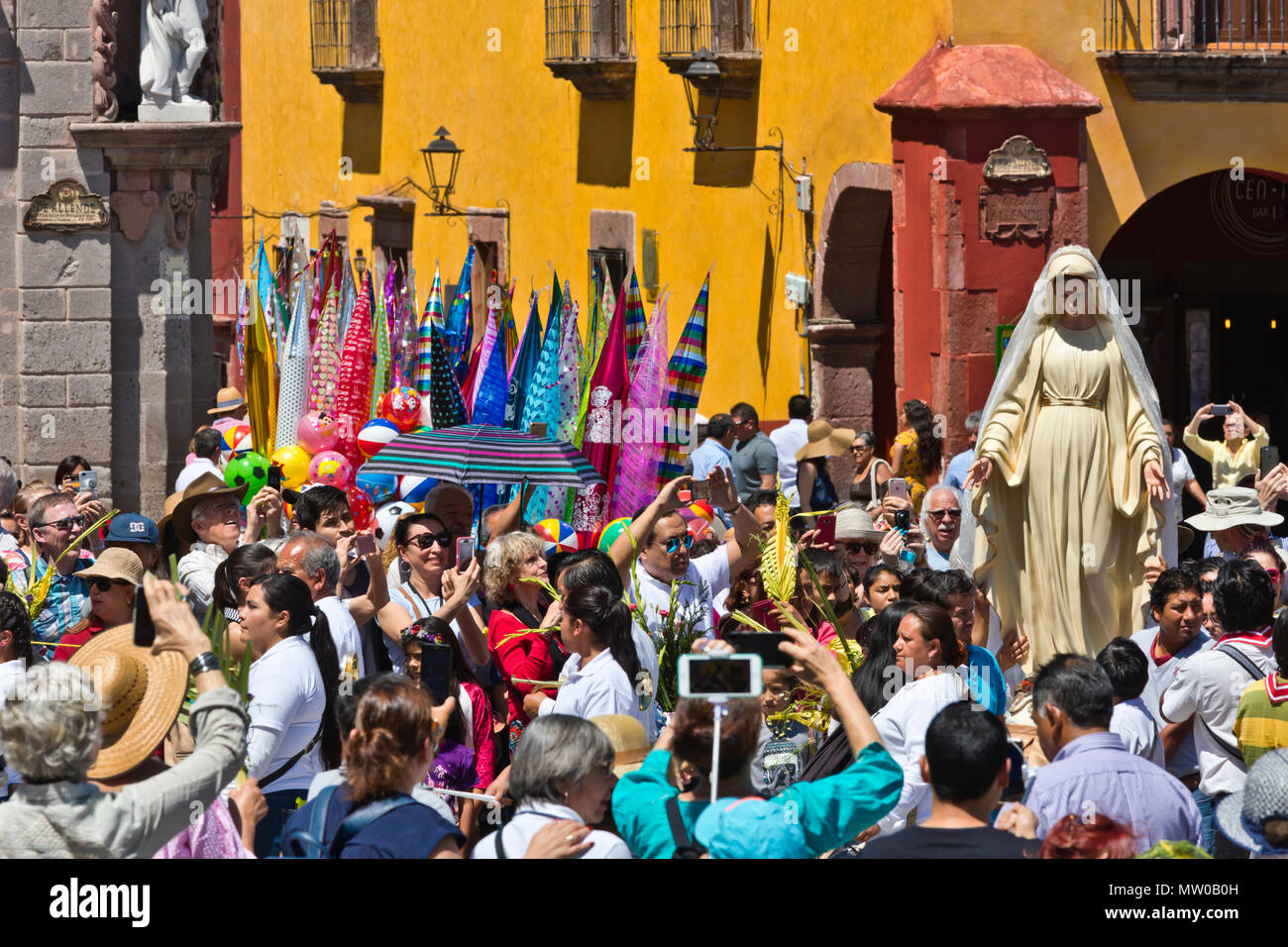 Eine Statue der Jungfrau Maria ist in der PALMSONNTAGSPROZESSION vom Parque Juarez zum Jardin - San Miguel de Allende, Mexiko Stockfoto