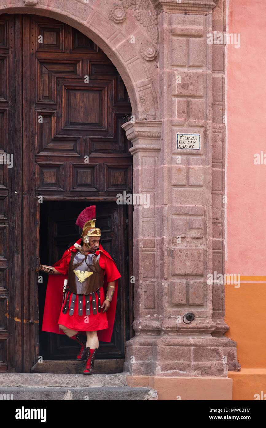 Ein römischer Soldat innerhalb des SAN RAFAEL Kapelle wird in der Karfreitagsprozession Santo Encuentro - San Miguel de Allende, Mexiko zu Fuß Stockfoto