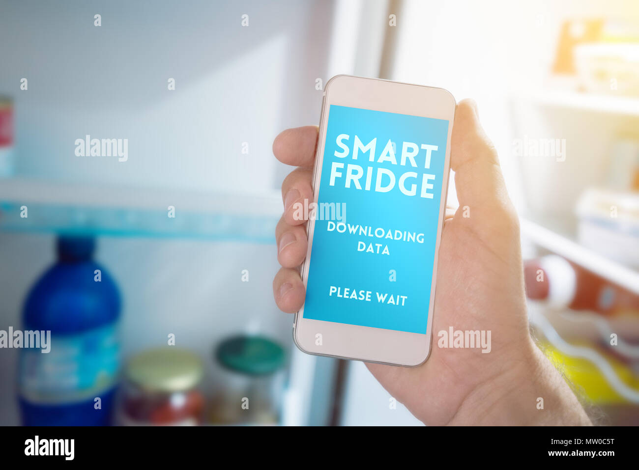 Internet der Dinge, Smartphone anschließen mit Kühlschrank zu Smart Shopping Liste generieren. Home küche Gerät die Verbindung mit dem Mobiltelefon und e Stockfoto